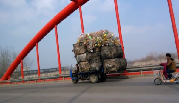 Trójkołowiec załadowany po brzegi plastikowymi butelkami!