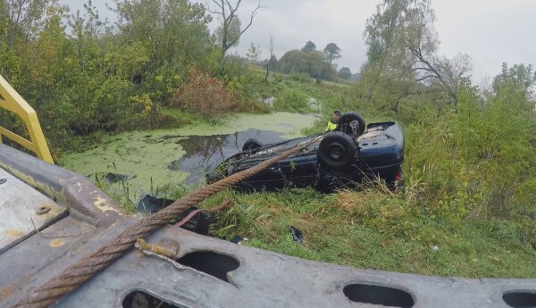 Ciężarówka po czołówce i Mondeo w rzece