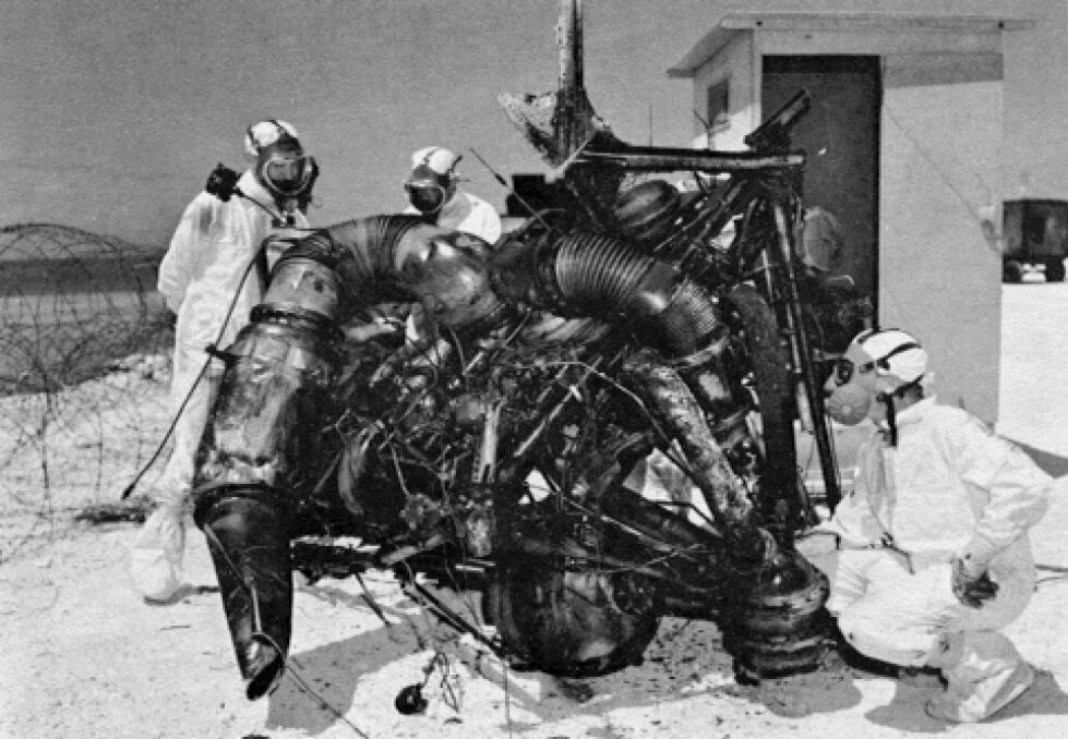 Szczątki rakiety, która zapaliła się i eksplodowała na stanowisku startowym wraz z głowicą jądrową