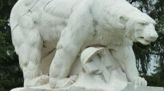 Pomnik uczestników Polar Bear Expedition na cmentarzu White Chapel w stanie Michigan, USA