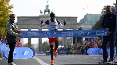 Eliud Kipchoge pobił w Berlinie rekord świata w maratonie