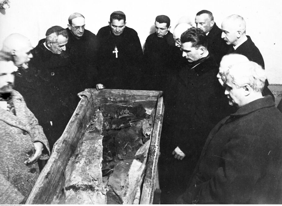 Album &quot;100x100&quot;: Groby królewskie w katedrze na Wawelu w Krakowie (sygn. 1-U-2724-4) - 288 polubień