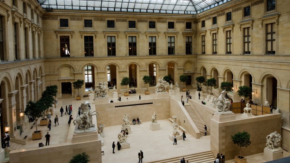 Wnętrze paryskiego Luwru