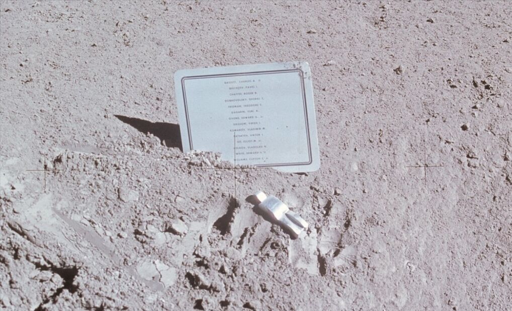 Plakietka i figurka zostawiona przez Amerykanów na Księżycu poświęcona poległym astronautom i kosmunautom. Jest na niej też imię Władimir Komarow