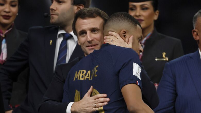 Prezydent Macron dumny z francuskich piłkarzy. 