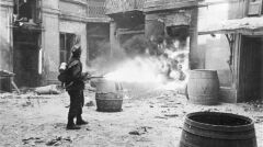 Niszczenie budynków miotaczami ognia przez oddziały niemieckie