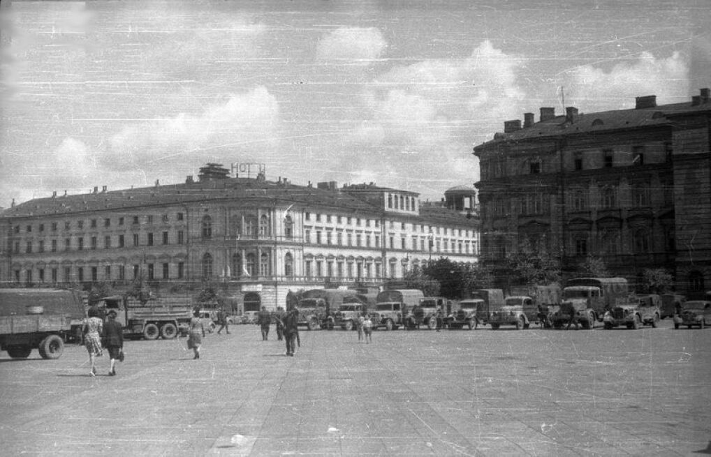 Ewakuacja archiwów z niemieckiej komendy miasta przy pl. Piłsudskiego. Lipiec 1944