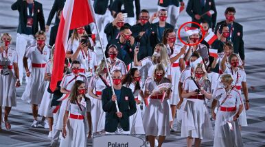 Polka z flagą innego państwa podczas ceremonii otwarcia igrzysk