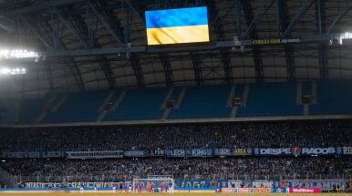 Flaga Ukrainy i oklaski na stadionie. Gest solidarności w Poznaniu