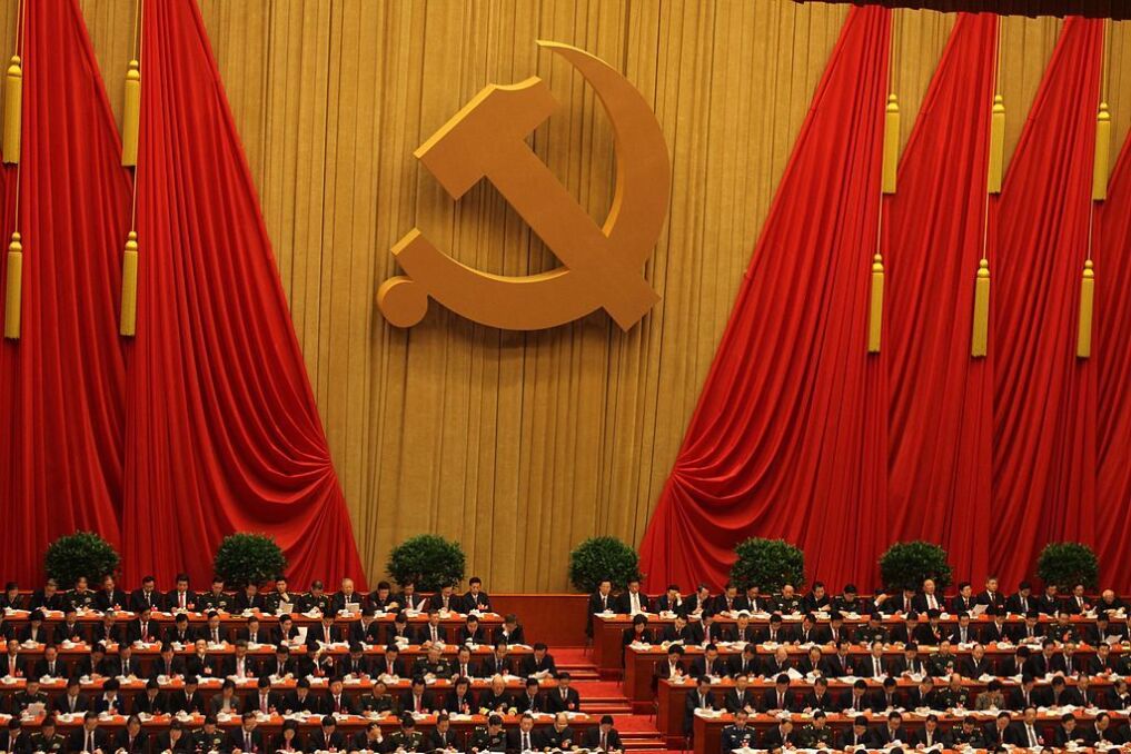 Chińska partia tylko pozornie jest monolitem. W rzeczywistości wśród milionów członków istnieje wiele rywalizujących frakcji