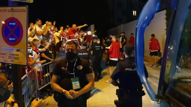 "Polska, Biało-Czerwoni!". Brawa przywitały piłkarzy w hotelu
