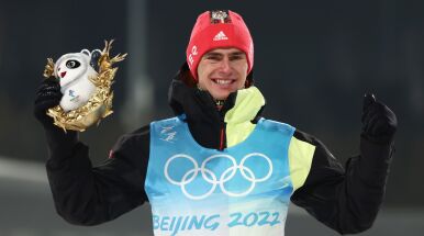 Pekin 2022. Vinzenz Geiger mistrzem olimpijskim w kombinacji norweskiej. Odległe miejsca Polaków