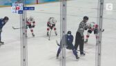 Pekin 2022 - hokej na lodzie. Arbiter meczu Finlandia - Szwajcaria uderzony krążkiem w głowę