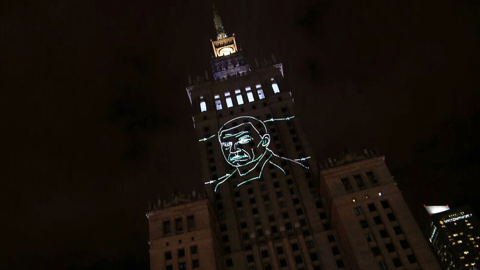 Wizerunek Andrzeja Poczobuta na fasadzie PKiN. Akcja solidarnościowa z więzionym dziennikarzem