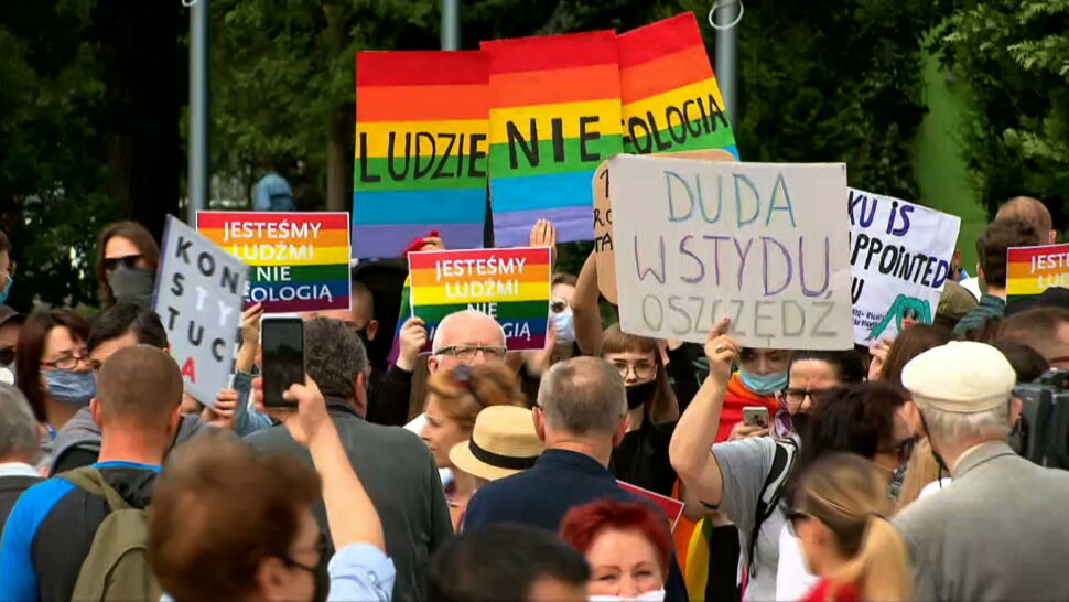"Jesteśmy ludźmi, nie ideologią". Tęczowe flagi na spotkaniu z Andrzejem Dudą