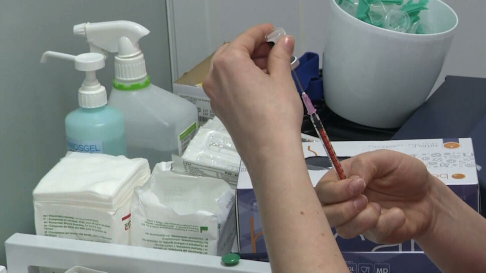 Szczepienia przeciw COVID-19 będą płatne? Minister zdrowia wyjaśnia