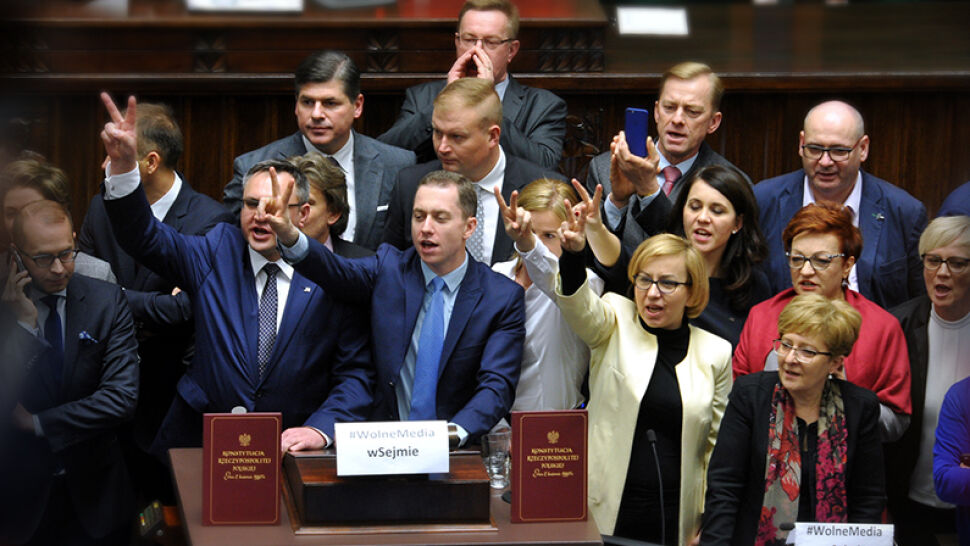 Przerwane głosowania, blokada mównicy. Pokłosie zmian dla dziennikarzy w Sejmie