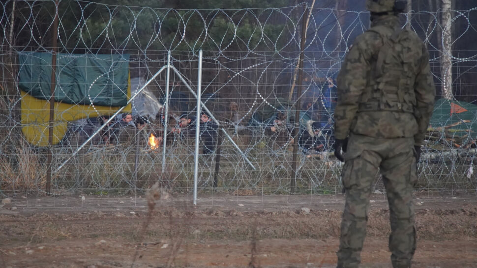 Polskie służby podają, że w obozie w okolicach Kuźnicy jest około tysiąca osób
