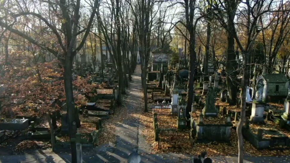 Cmentarze puste. Znicze i wieńce przed bramami